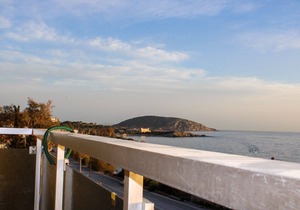 Sunset seaview apartment on the coast of Saronida