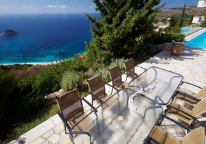 Top floor Luxury apartment for 4 with pool above Petani Beach Kefalonia