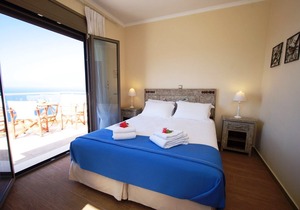 Top floor luxury apartment for 4 above Petani Beach Kefalonia