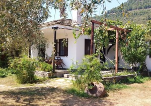 Traditional Villa with Wifi and Air Conditioning at only 150m from the Beach !