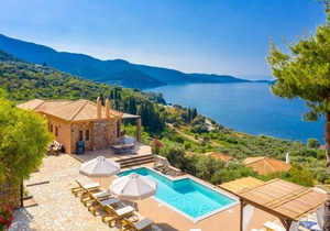 Villa Diona: Large Private Pool, Walk to Beach, Sea Views, A/C, WiFi