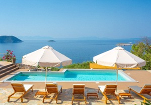 Villa Diona: Large Private Pool, Walk to Beach, Sea Views, A/C, WiFi