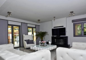 Villa Elegio - Four Bedroom Villa, Sleeps 12