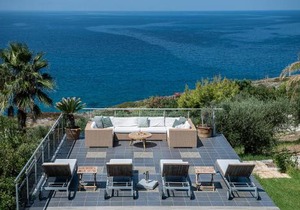 Villa Emilia front sea