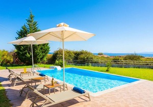 Villa Melissa: Large Private Pool, Walk to Beach, Sea Views, A/C, WiFi