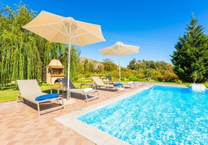 Villa Melissa: Large Private Pool, Walk to Beach, Sea Views, A/C, WiFi