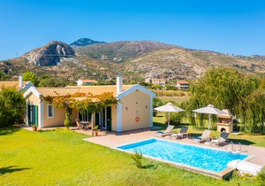 Villa Melissa: Large Private Pool, Walk to Beach, Sea Views, A/C, WiFi