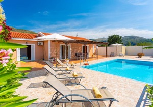 Villa Peach: Large Private Pool, Walk to Beach, Sea Views, A/C, WiFi