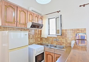 Zoulis Eleni: A traditional village apartment in Kalami, just a few steps away from the beach