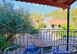 Zoulis Eleni: A traditional village apartment in Kalami, just a few steps away from the beach
