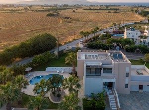 Xenos Villa Swimming The Sea | Zipari