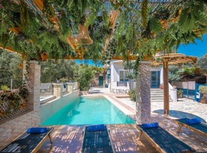 Zamor Villa | Mouzaki