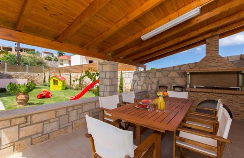Roumeli Villa | 110 m² Villa ∙ 3 bedrooms ∙ 6 guests