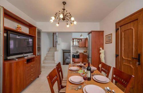 Plaka House | 120 m² House ∙ 3 bedrooms ∙ 7 guests
