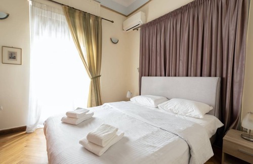 Plaka Apartment | 132 m² Apartment ∙ 4 bedrooms ∙ 10 guests