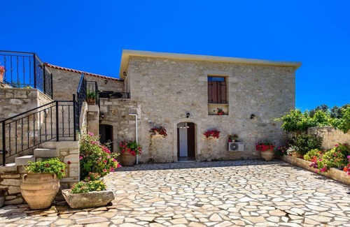 Margarites Villa | 156 m² Villa ∙ 6 bedrooms ∙ 12 guests