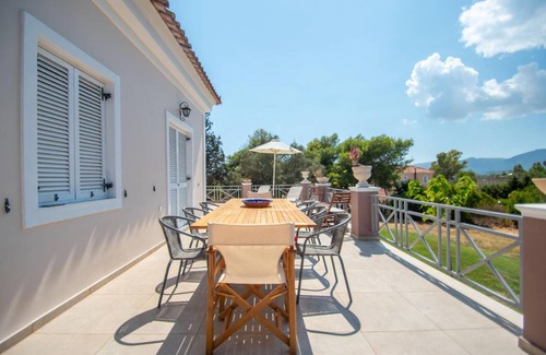 Kalamaki House | 200 m² House ∙ 4 bedrooms ∙ 11 guests