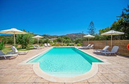 Kalamaki House | 200 m² House ∙ 4 bedrooms ∙ 11 guests