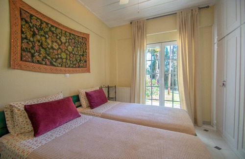 Kalamaki House | 200 m² House ∙ 4 bedrooms ∙ 11 guests