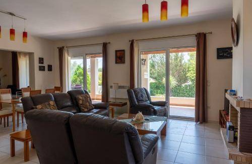 Oropos Villa | 200 m² Villa ∙ 5 bedrooms ∙ 12 guests