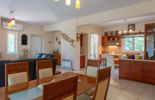 Oropos Villa | 200 m² Villa ∙ 5 bedrooms ∙ 12 guests