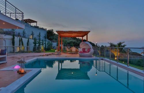 Skiathos House | 210 m² House ∙ 6 bedrooms ∙ 10 guests