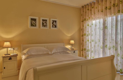 Skiathos House | 210 m² House ∙ 6 bedrooms ∙ 10 guests