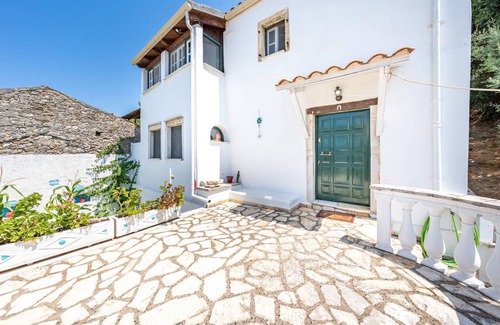 Petaleia House | 220 m² House ∙ 3 bedrooms ∙ 6 guests