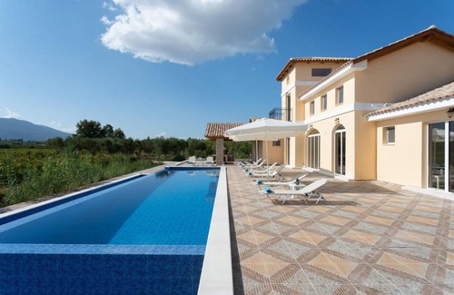 Agia Marina House | 228 m² House ∙ 7 bedrooms ∙ 15 guests