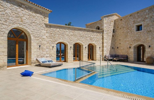Asteri House | 250 m² House ∙ 5 bedrooms ∙ 11 guests