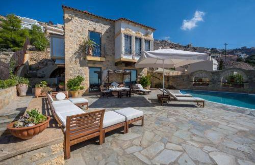Saronida Villa | 250 m² Villa ∙ 5 bedrooms ∙ 14 guests