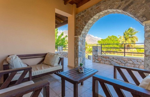 Fragkokastello Villa | 288 m² Villa ∙ 8 bedrooms ∙ 18 guests