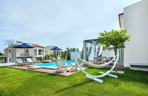 Pefkochori Villa | 3-Bedroom Villa w/Pool & Garden – Near Beach