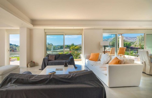 Lavreotiki House | 300 m² House ∙ 5 bedrooms ∙ 10 guests