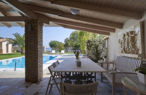Saronikos Villa | 300 m² Villa ∙ 4 bedrooms ∙ 8 guests