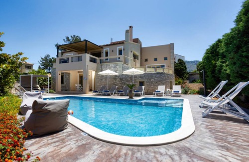Roussospiti Villa | 300 m² Villa ∙ 5 bedrooms ∙ 13 guests