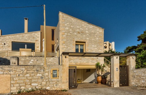 Roussospiti Villa | 300 m² Villa ∙ 5 bedrooms ∙ 13 guests