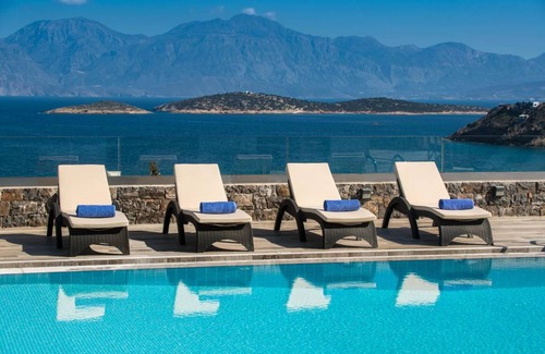 Agios Nikolaos House | 307 m² Farmhouse ∙ 5 bedrooms ∙ 12 guests