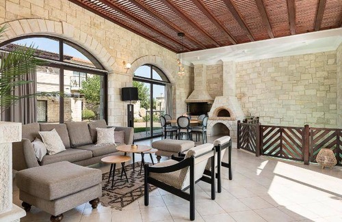 Platanias Town Villa | 308 m² Villa ∙ 4 bedrooms ∙ 127 guests