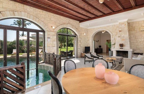 Platanias Town Villa | 308 m² Villa ∙ 4 bedrooms ∙ 127 guests