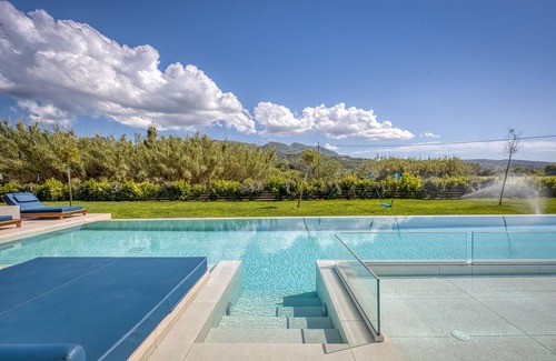 Almiros Beach Villa | 345 m² Villa ∙ 5 bedrooms ∙ 10 guests