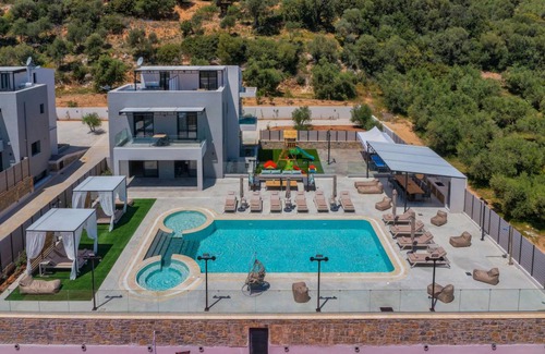 Roumeli Villa | 350 m² Villa ∙ 7 bedrooms ∙ 14 guests