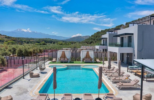 Roumeli Villa | 350 m² Villa ∙ 7 bedrooms ∙ 14 guests
