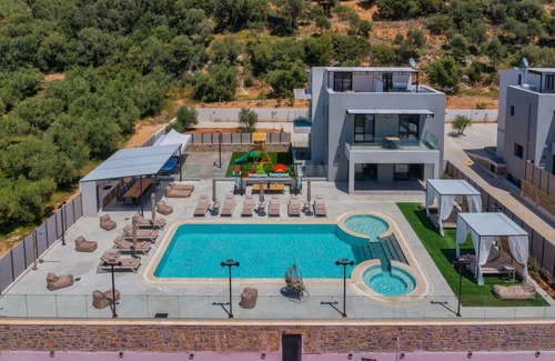 Roumeli Villa | 350 m² Villa ∙ 7 bedrooms ∙ 14 guests