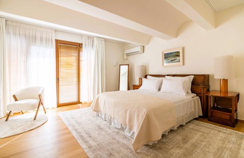 Glyfada Villa | 700 m² Villa ∙ 5 bedrooms ∙ 10 guests