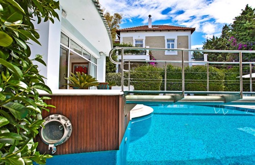 Glyfada Villa | 700 m² Villa ∙ 5 bedrooms ∙ 10 guests