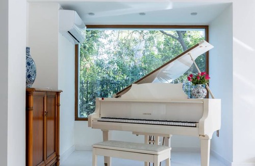 Glyfada Villa | 700 m² Villa ∙ 5 bedrooms ∙ 10 guests