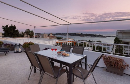 Vouliagmeni Apartment | 90 m² Apartment ∙ 3 bedrooms ∙ 4 guests