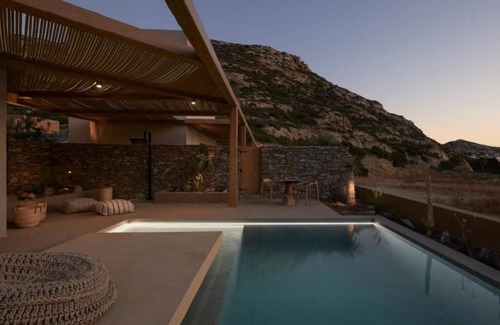 Matala House | Adama - Luxury Junior Suite with Private Heated Swimming Pool