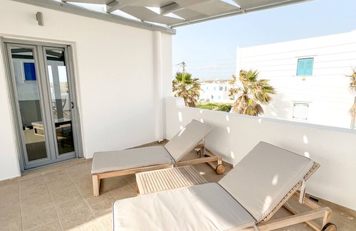 Antiparos Apartment | AGGELOS Apartment With View in Antiparos. Two big terraces for sunset dining